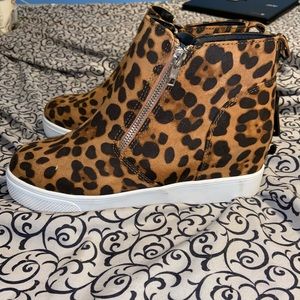 Leopard print, womens size 8.5 w boots